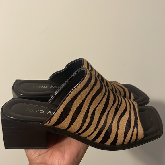 Animal print size 7 1/2 chunky low heeled slip on shoes - Picture 3 of 4